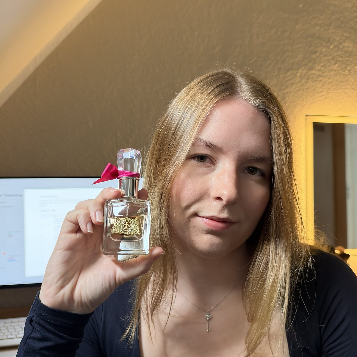 Carolin hält ein Juicy Couture Parfum