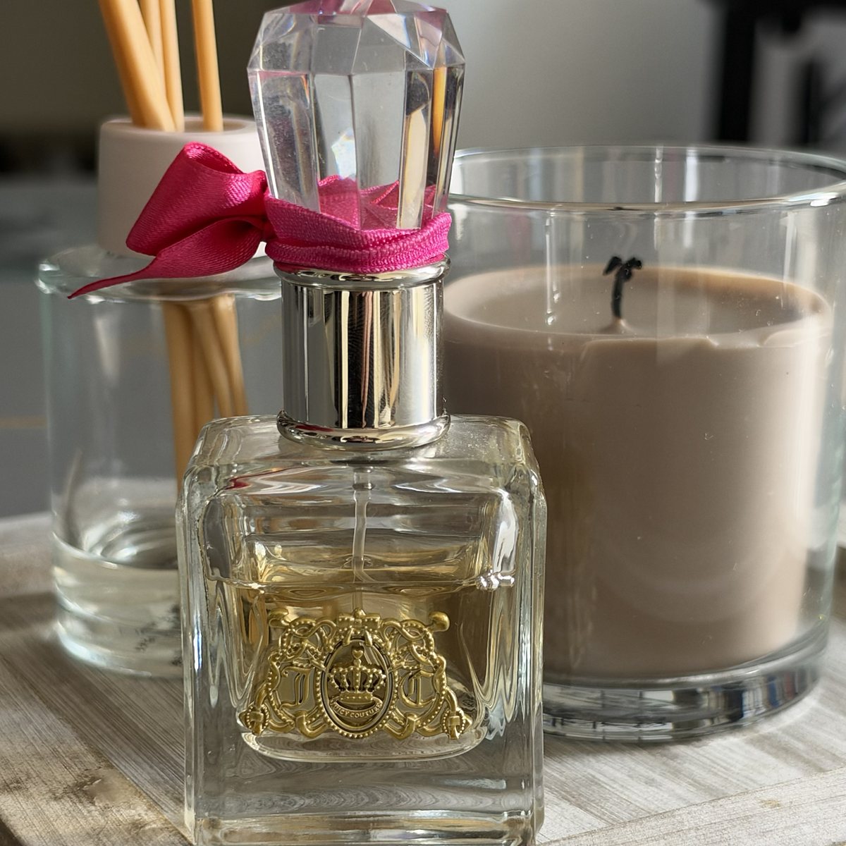 Juicy Couture Parfum vor einer Kerze