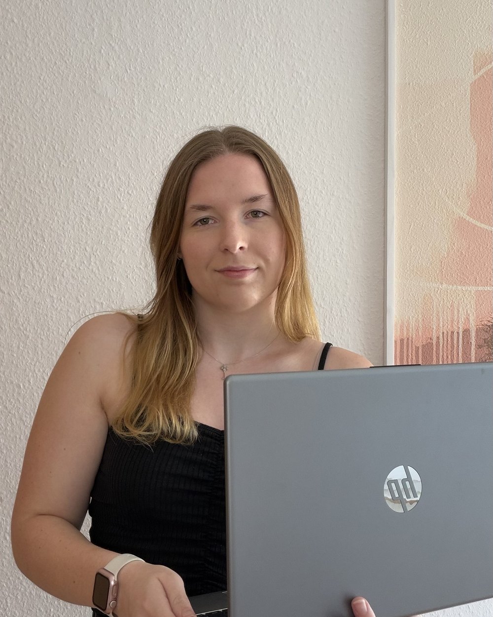 Carolin Hillebrand mit Laptop